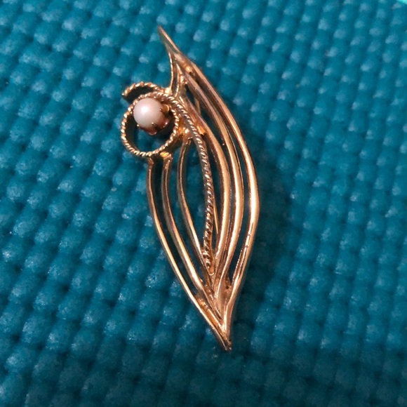 Jewelry - Beautiful Vintage Faux Pearl Pin
